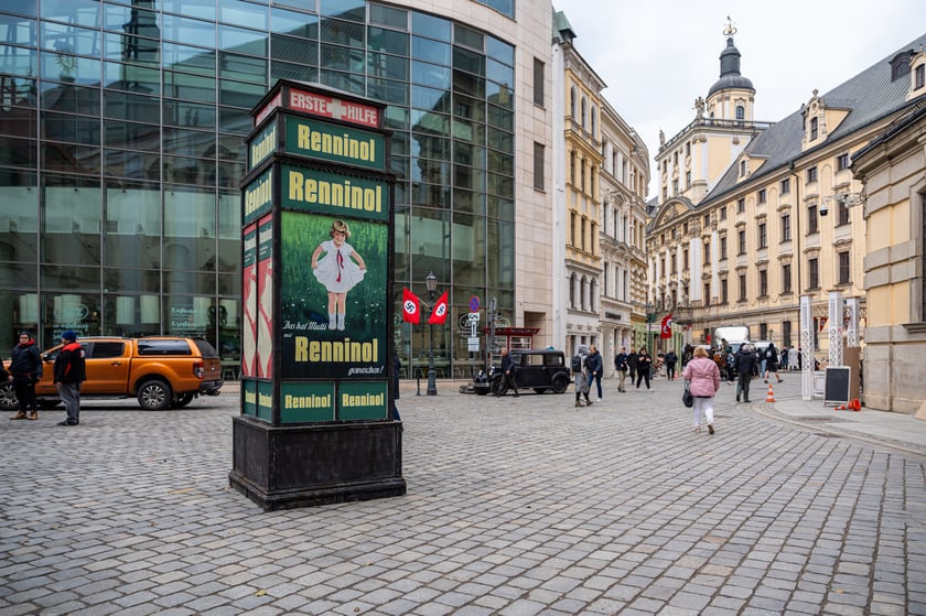 Plan zdjęciowy w okolicach Uniwersytetu Wrocławskiego. - Z uwagi na szczególne tło historyczne serialu (nazistowskie Niemcy lat 30. XX wieku), w przestrzeni miasta powstaną plany scenograficzne, uwzględniające określone znaki i symbole, charakterystyczne dla danego okresu historycznego, których nie należy w żaden sposób interpretować dosłownie – są jedynie dekoracją do filmu - informuje producent filmu